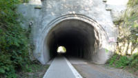 Blick zurck zum sanierten Fatloh-Tunnel. In Tunnel wurden gerade die Randsteine gesetzt