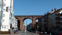 07.04.2013 - Nur wenige Meter weiter berquert das Viadukt die Strae Steinweg