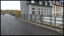 14.11.2019 - Brücke Hügelstraße - An der Nordseite werden die Gitter nun angebracht. Links werden die Fugen verfüllt.