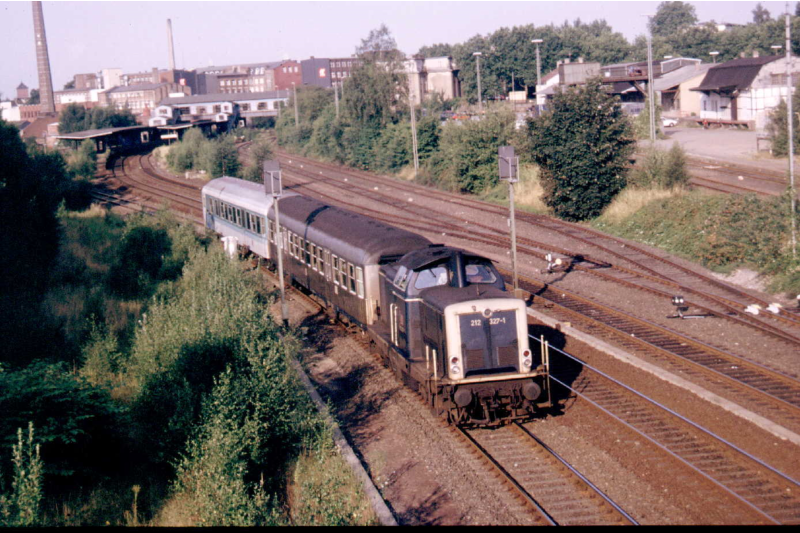 Monat 08 : 212 327  verlt Solingen Hbf (alt ) 03.08.1994. Der Wagenpark wurde bereits auf 2 Wagen verkrzt