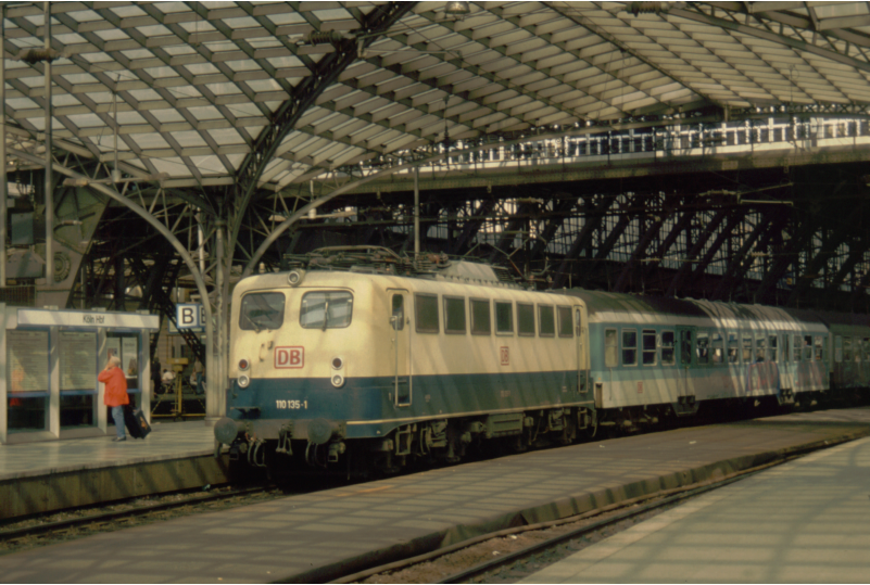 Monat 11 :110 135 in  Kln Hbf am 28.05.1992