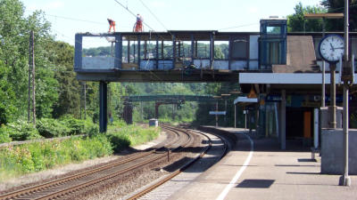 Links ist noch der alte Zugang zum ehemaligen Fernbahnsteig zu erkennen. 23.6.2008