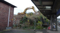 05.12.2011 - Der letzte Felsstreifen zum Gleis 1 wird nun entfernt.