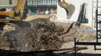 23.08.2012 - Die Stzmauer ist nun fertig. das Erdreich davor kann nun entfernt werden.