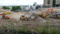 12.08.2013 - Die Mauerresten werden recycelt.