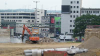 12.07.2012 - Die ersten Mauerteile der alten Sttzmauer sind gefallen.