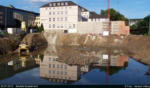 Vom Regen geflutete fertige Baugrube