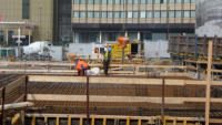 20.03.15 - Der vordere Teil wird mit Druckluft gereinigt. Hinten werden Wnde gegossen.