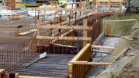 01.04.15 - Der Hohlraum zu Gleis 1 wurde mit Beton aufgefllt.