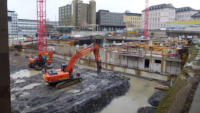 12.01.15 - Im Vordergrund werden die Flchen fr die Fundamente der Mall rausgearbeitet. In der Mitte entsteht das Untergerst fr die Zwischendecke.