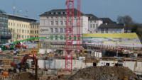 23.03.15 -14:54Uhr  Blick vom Bahnhofsvorplatz - Der erste Teil der Oberen Decke wird gegossen.