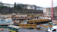 12.01.15 - In der Mitte werden die Sttzgerste fr die Zwischendecke aufgebaut.Im Vordergrund wird die Verschalung fr die Auenwand aufgebaut.