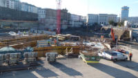 21.01.15 - Nach dem Betonieren der Bodenplatte wurden heute  Schalungselemente fr den Zwischenboden angeliefert.