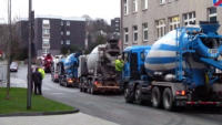 29.01.15 - Wartende Betonmischer. Rechts das Wuppertal-Instiut. Auf Hhe des Roten Betonmischers befindet sich der knftige Buswarteplatz..