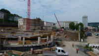 25.06.15 - Die Verschalung der Decke ist nun fast fertig.  Im Hintergrund wird Kran 1 wieder aufgebaut