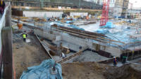 13.01.15 - Im Bereich der Parkplatzausfahrt gehen die Arbeiten weiter.