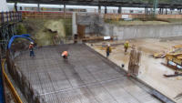 28.01.15 - An der Parkhausausfahrt wird der Bewehrungsstahl eingebaut.