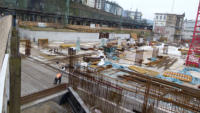 11.02.15 - Im Bereich unter der knfiigen Ein/ Ausfahrt zum Busbahnhof wird der Bewehrungsstahl eingebaut.