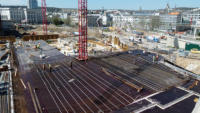 14.5.04.15 - Die Stahlbewehrung wird eingebaut. Hinten wird der Letzte Teil der Zwischendecke gegossen.