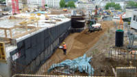 02.06.15 - Der Baugraben im Bereich der Buszufahrt zum Busbahnhof wird nun aufgefllt.