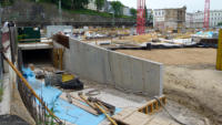 16.06.15 - Die westliche mauer an der Ausfahrt ist nun fast fertig.