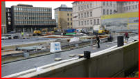 01.03.17 - Der Eibau der Bitumenbahnen geht hier weiter zgig voran.