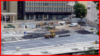 08.06.17 - Die Einfahrt zum Busbahnhof erhlt ihre Fahrbahndecke.