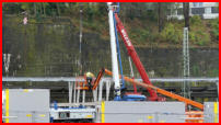 28.11.17 - Am Bussteig 2 werden die Sttzen mit Beton befllt.
