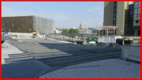 30.05.17 - Die Bitumenbahnen sind fertig eingebaut. Fr den Baustellenverkehr wurden einoge Gummimatten verlegt.