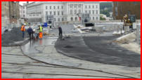 07.06.17 - Der Straenbelag an der Buseinfahrt zum Busbahnhof wird per Hand eingebaut.