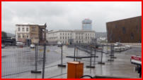 06.10.17 - Ein neuer Weg fr die Fugnger wird eingerichtet.Der Platz links wird fr die Umbauten des Hbf. Gebudes als Lagerplatz bentigt.