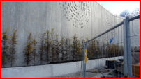 17.11.17 - Die Hecke vor der Sttzwand wurde auch gepflanzt.