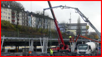 28.11.17 - Am Bussteig 2 werden die Sttzen mit Beton befllt.