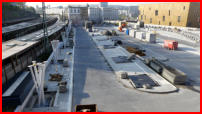 03.11.17 - Die Hohlrume in den Stelen werden noch mit Baustahl unf Beton verfllt.