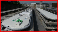 18.05.2018 - Die neuen Platten werden eingebaut und direkt mit einer Plane versehen..