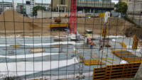25.08.14 - heute wurden weitere Schalungselemente eingebaut. Blick durch den doppelten Bauzaun.