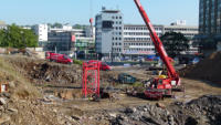 27.08.14 - Das Unterteil von Kran 2 wurde heute angeliefert und um 09:44 direkt aufgestellt. Hier mu noch einiges an Bodenmaterial abgefahren werden..