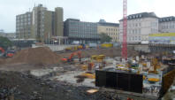 14.10.14 - Links laufen die Vorbereitungsarbeiten zum Gieen der  1. Betonschicht.