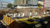 13.10.14 - Auch im Baufeld 2 ist mit der  Verschalung fr die Zwischendecke begonnen worden.