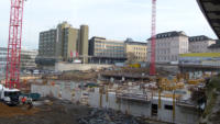  - Links vorne wird der Boden des Parkhauses , links hinten der Zwischenboden mit der Stahlbewehrung versehen.