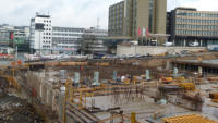 16.12.14 - Im Baufeld 5 der Bodenplatte wird die Stahlbewehrung eingebaut.