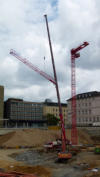 25.06.14 - Der erste Baukran wird aufgebaut.