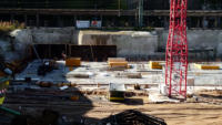 20.08.14 - Die ersten Schalwnde fr den Hochbau stehen.