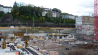 13.10.14 - Im baufeld 2 hinten werden die ersten Verschalungen fr die Zwischendecke aufgebaut. Vorne wird Feld 4 vorbereitet.