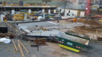 20.11.14 - An der Betonplatte werden die Stahlbewehrungen eingebaut.