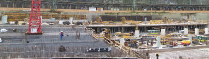 26.11.14 - Links: Die Stahlbewehrung ist fast fertig eingebaut. Rechts unten wird sie gerade auf der Sauberkeitsschicht eingebaut.