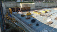 20.08.14 - Die ersten Schalwnde fr den Hochbau stehen.