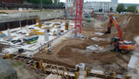 15.09.14 - Die Sand-Ausgleichschicht wird eingebaut.