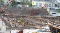 06.11.14 - Im Hintergrund rechts entsteht die neue Sttzwand fr den Busbahnhof.