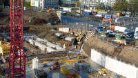 10.11.14 - rechts hinten entsteht eine Prov. Spuntwand.Davor ist das nchste Treppenhaus im Bau  zu sehen